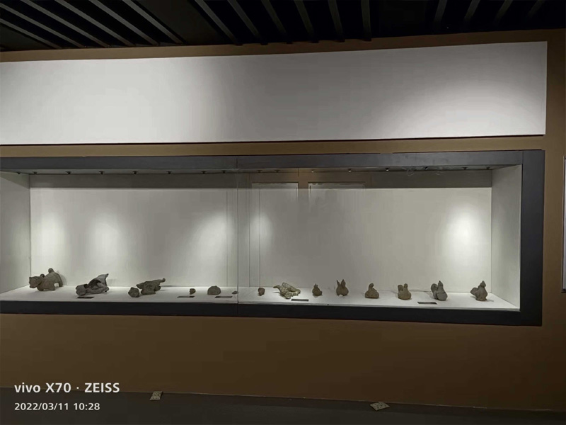 内蒙古博物馆文物柜展示